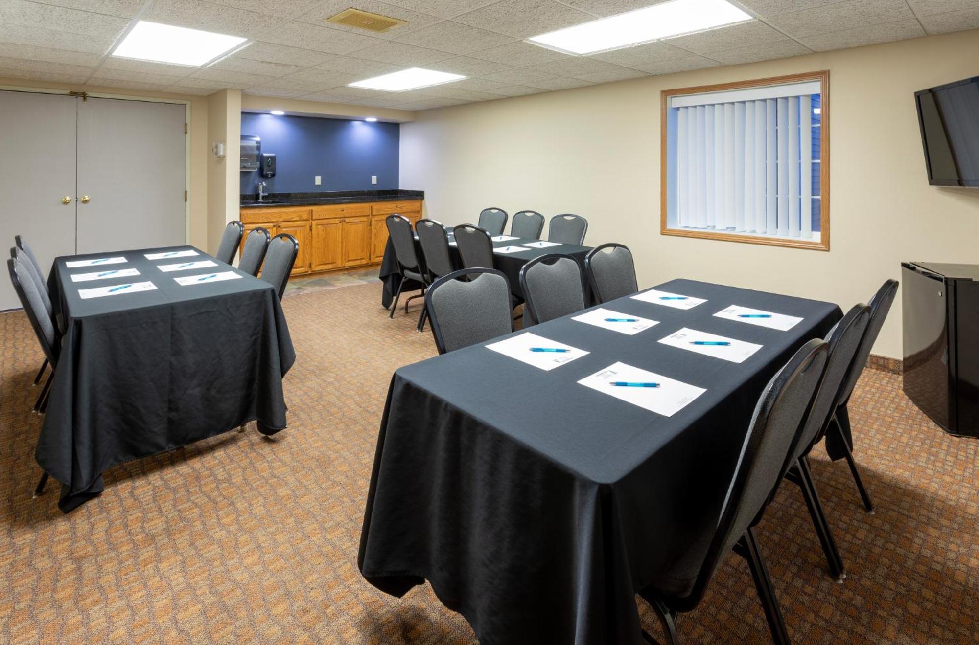 Paynesville Inn & Suites Εξωτερικό φωτογραφία