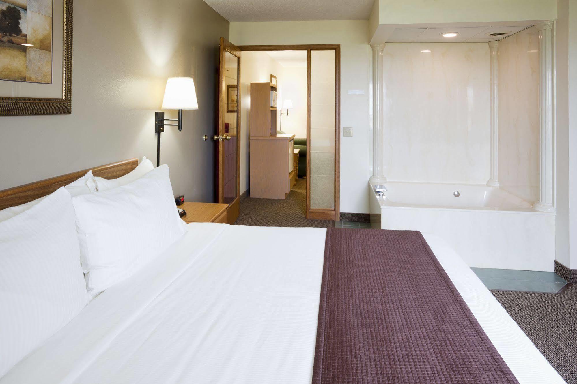 Paynesville Inn & Suites Εξωτερικό φωτογραφία