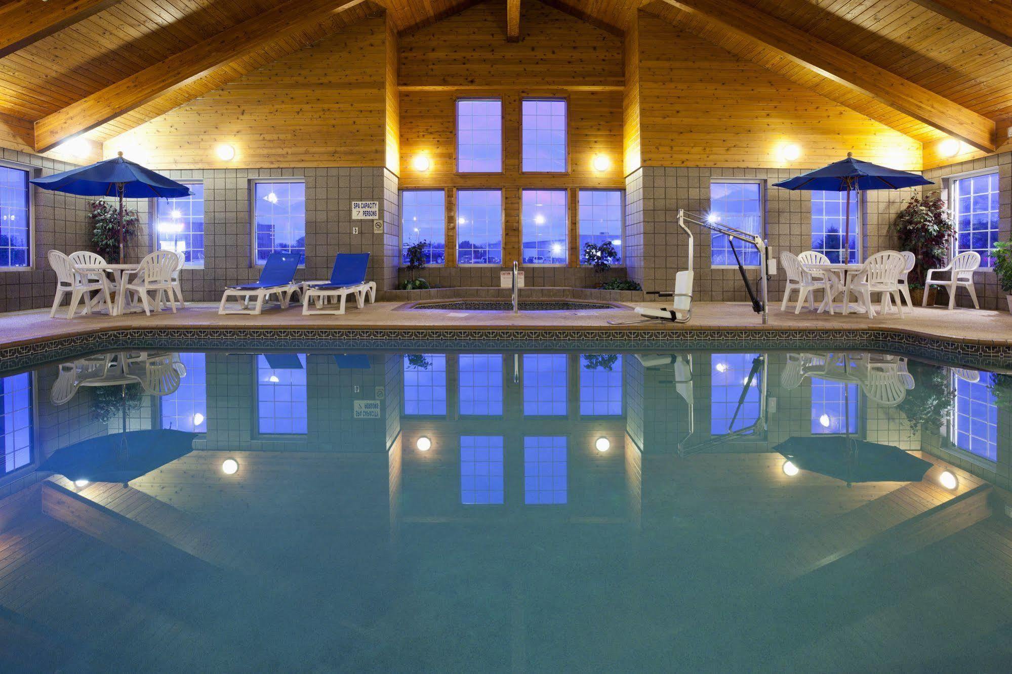 Paynesville Inn & Suites Εξωτερικό φωτογραφία