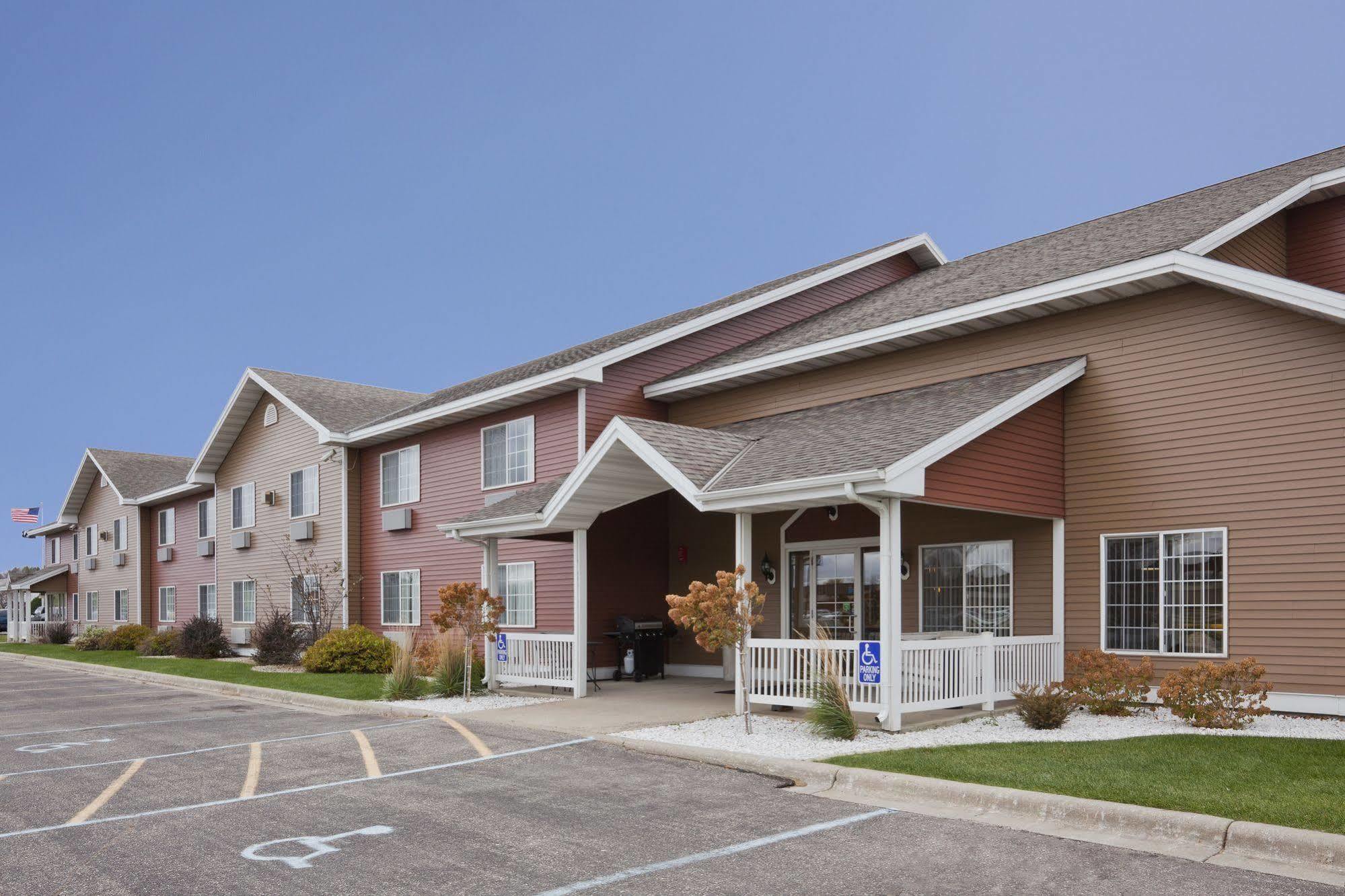 Paynesville Inn & Suites Εξωτερικό φωτογραφία